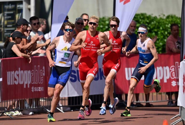 Das Feld hinter dem Podium, angeführt von Jonas Schomburg