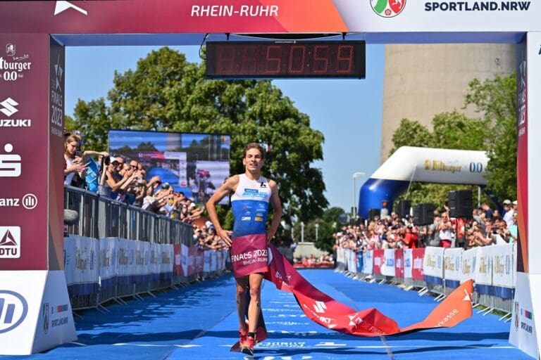 Lasse Priester gewinnt bei den FINALS 2023 Rhein-Ruhr das DM-Rennen über die Sprintdistanz