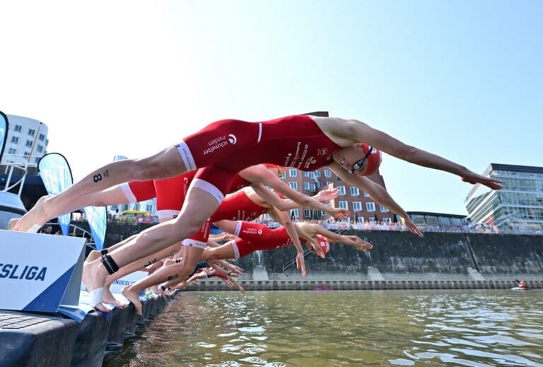 Start der Frauen-Entscheidung bei der Triathlon Sprint-DM 2023 in Düsseldorf