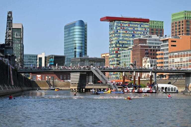 Viel Betrieb im Düsseldorfer Medienhafen