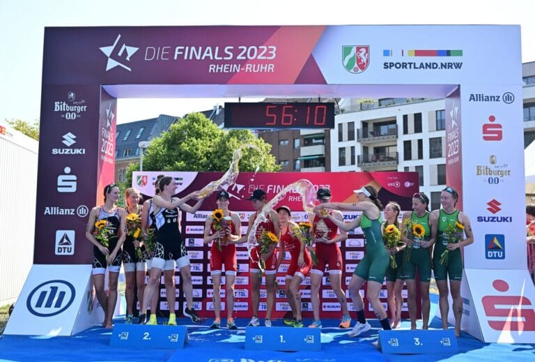 Die besten drei Liga-Mannschaften in Düsseldorf: triathlon.one Witten, EJOT Buschhütten und Triathlon Potsdam (v.l.)