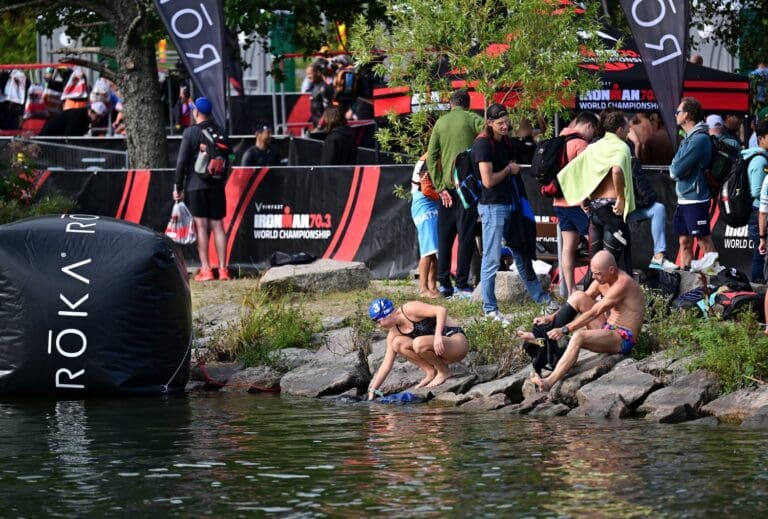 Bereitmachen für den finalen Trainings-Swim im Vesijärvi See