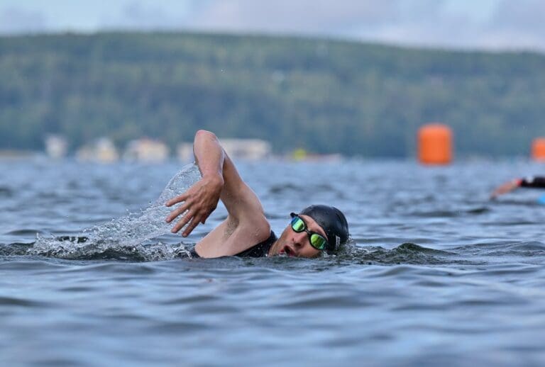 Die Wassertemperatur lässt auch ein Schwimmen im Speedsuit zu, ohne Gefahr von Frostbeulen. Im Race ist aber Wetsuit angesagt.