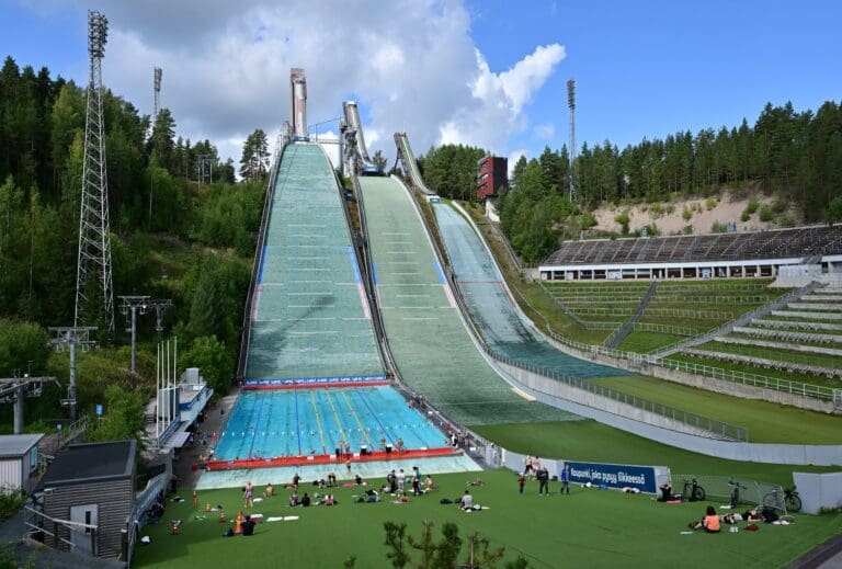 Die Salpausselkä-Schanzen von Lahti: Im Schanzenauslauf ist im Sommer ein Pool aufgebaut.