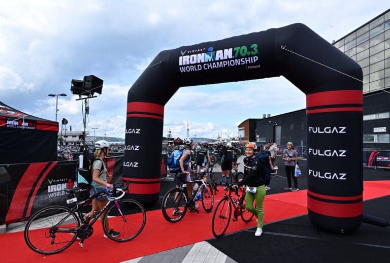 Die ca. 2500 Teilnehmerinnen der Ironman 70.3 WM 2023 checken für ihren Raceday ein. Die ca. 3500 Männer folgen einen Tag später