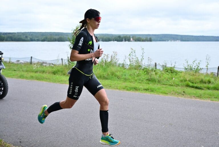 Imogen Simmonds hält lange den zweiten Platz