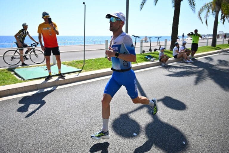 Patrick Lange fliegt in gewohnter Manier über die Promenade des Anglais