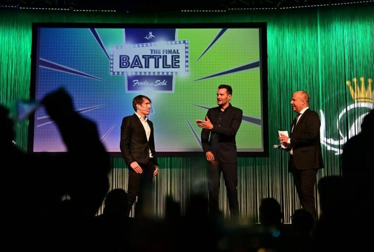 Bereit für die letzte Schlacht: Sebastian Kienle und Jan Frodeno bekamen schon bei der Begrüßung Standing-Ovations vom Publium der sailfish Night of the Year 2023