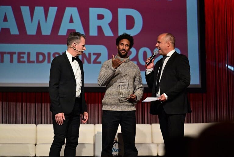 Die besten Triathlon-Rennen gibts in Bayern: Zunächst räumte der Allgäu Triathlon (Mitorganisator Marlon Wörndl) den Sieg über die Olympische und Mitteldistanz ab ...