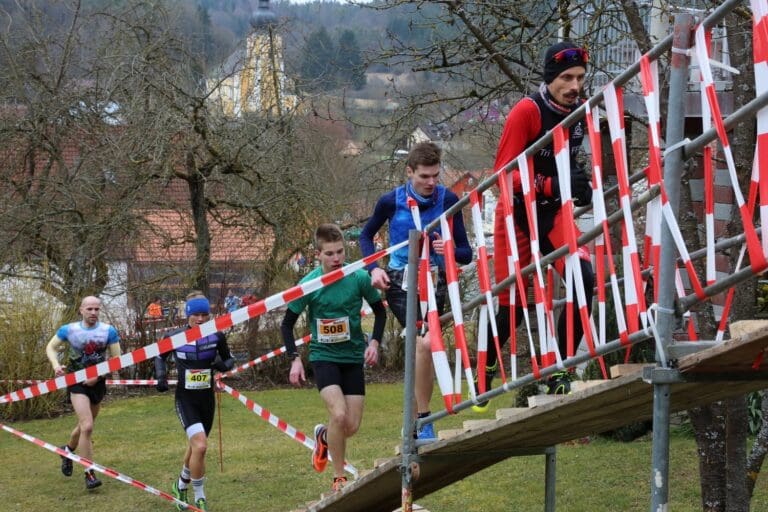 Über ein Baugerüst ging es hinaus ins steile Gelände