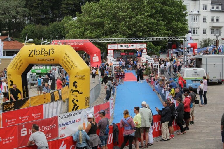 Warten auf die OstseeMan-Finisher 2019