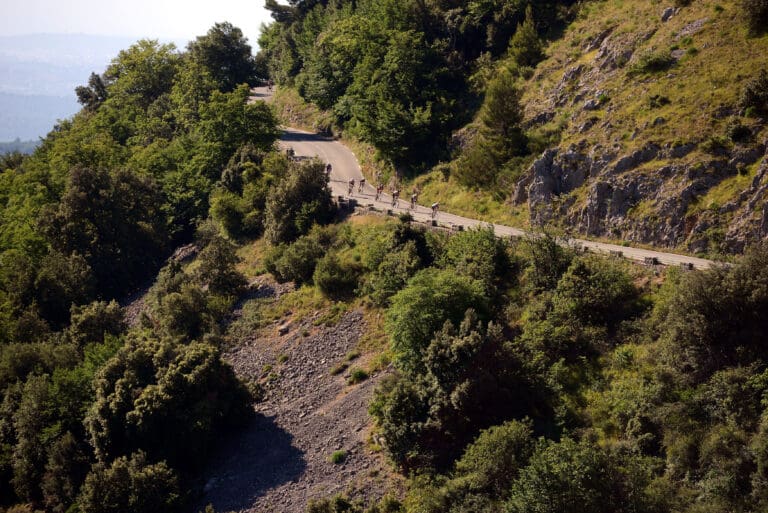 Die Radstrecke schlängelt sich durch die Seealpen