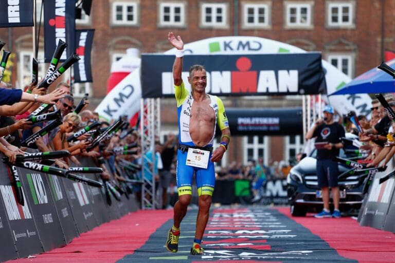 Andreas Niedrig lässt sich für Rang drei beim Ironman Kopenhagen feiern