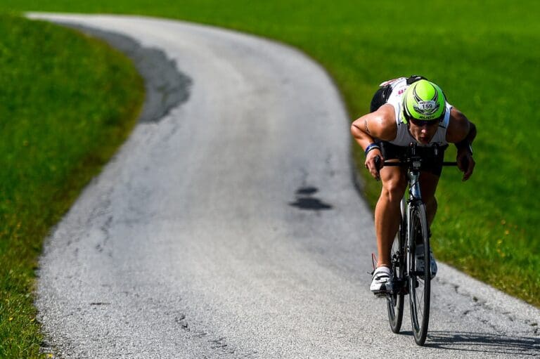 Downhill auf schmaler Straße