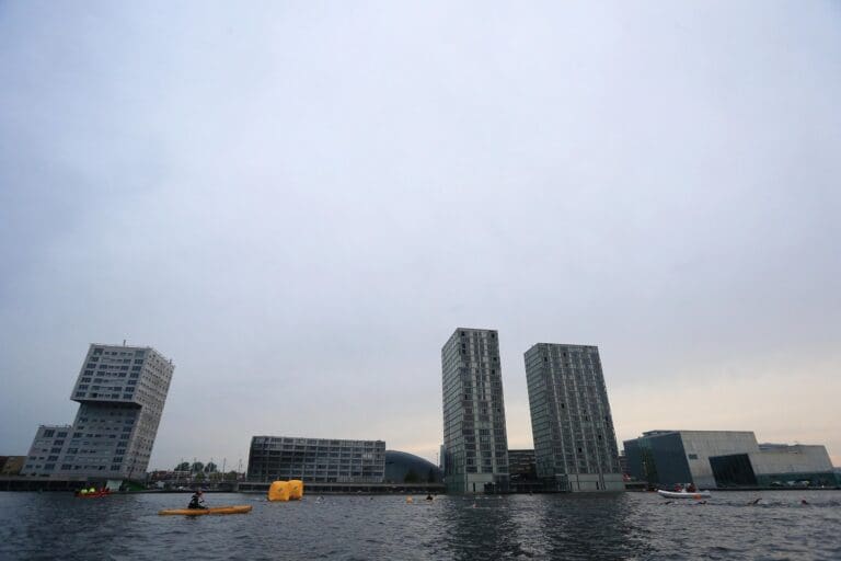 Die spezezielle Almere-Kulisse: Schwimmen im Schatten der Hochhäuser