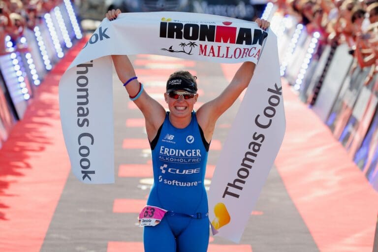 Daniela Sämmler: Großer Jubel über den ersten Ironman-Sieg der Karriere