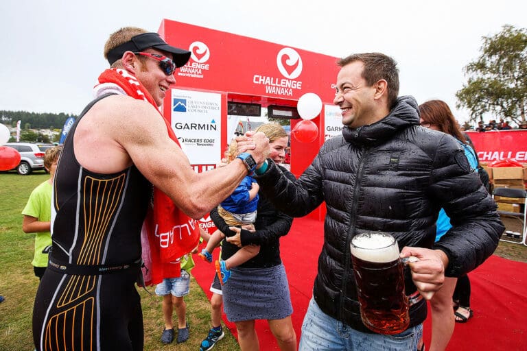 Shakehands beim Sieger Dougal Allan und Challenge-Chef Felix Walchshöfer