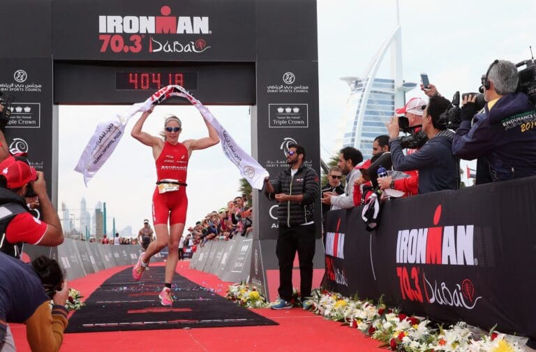 Daniela Ryf im Ziel beim Ironman 70.3 Dubai