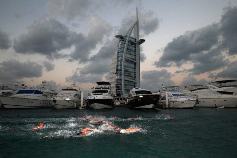 Schwimmen mit dem Burj al Arab Tower im Hintergrund