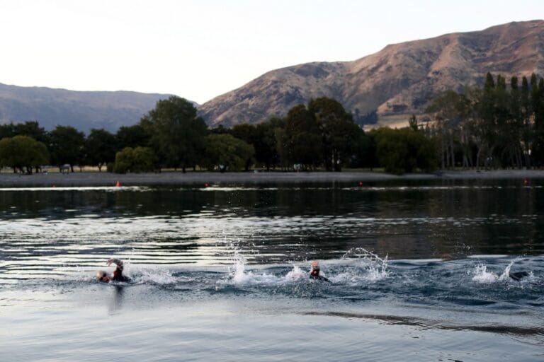 Schwimmen mit Sightseeing-Ambiente im Lake Wanaka