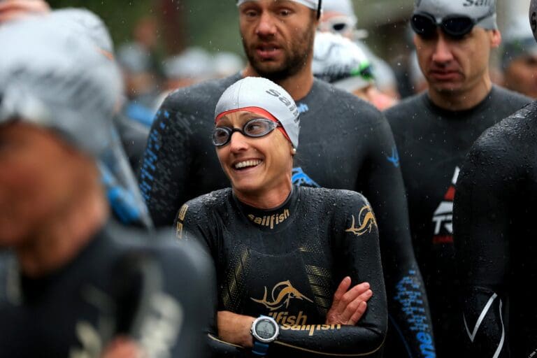 Noch gut lachen - das Schwimmen im Walchsee sollte auch der wärmste Teil des Rennens werden