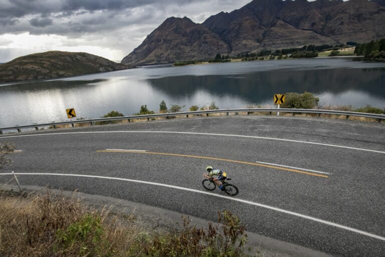 Laura Siddall auf der Radstrecke entlang des Lake Wanaka