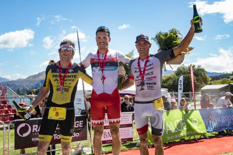 Das Siegerpodest der Männer bei der Challenge Wanaka 2018: Jesse Thomas, Javier Gomez und Braden Currie (v.l.)