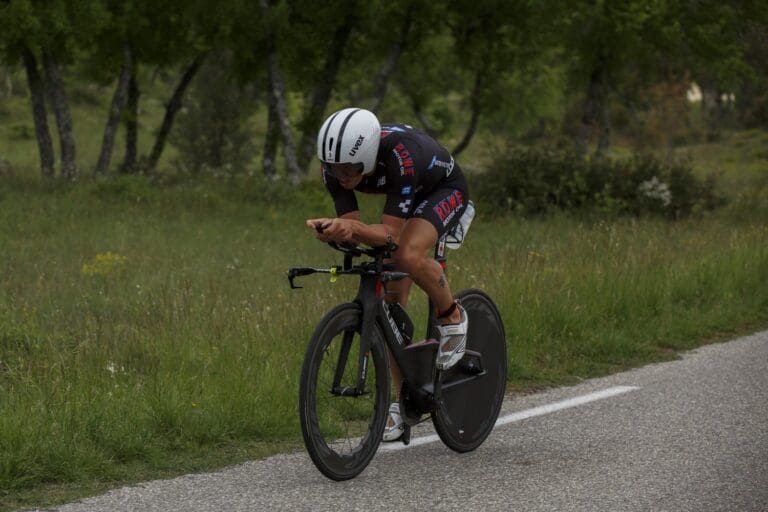 Andi Böcherer hämmert über den Radkurs, der Grundstein zum zweiten Ironman 70.3-Sieg in der Provence