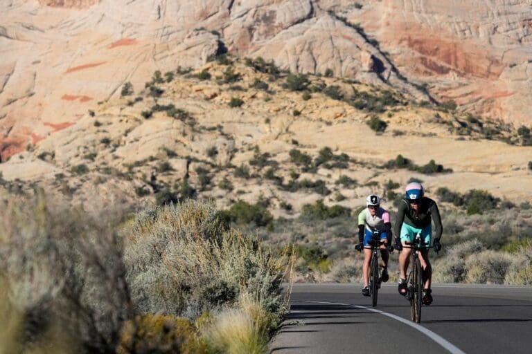 Auf dem Weg in den Snow Canyon: Paula Findlay vor Flora Duffy