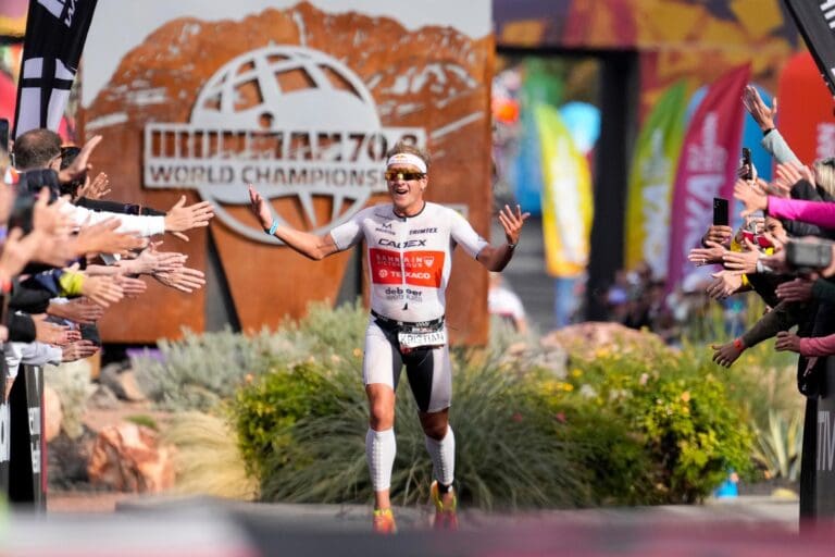 Gleiche Stelle, zweiter Sieg: Kristian Blummenfelt wird in St. George Ironman 70.3 Weltmeister, nachdem er im Mai 2022 dort bereits über die volle Ironman-Distanz erfolgreich war.