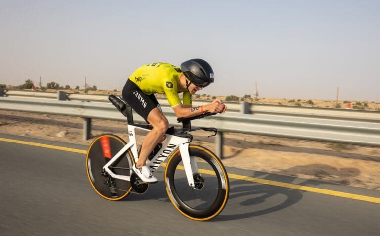 Daniel Bækkegård fährt sich auf dem Rad in Position