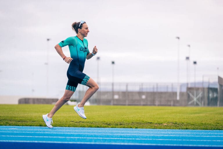 Anne Haug testet gleichmal die neue Laufbahn im Club La Santa Leichtathletik-Stadion an