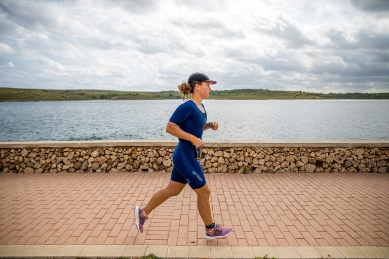 Die Laufstrecke führt größtenteils entlang der Strandpromenade von Fornells