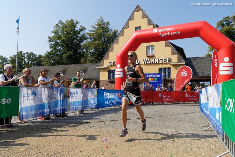 Romy Stotz auf den letzten Metern zum Sieg beim BerlinMan 2016