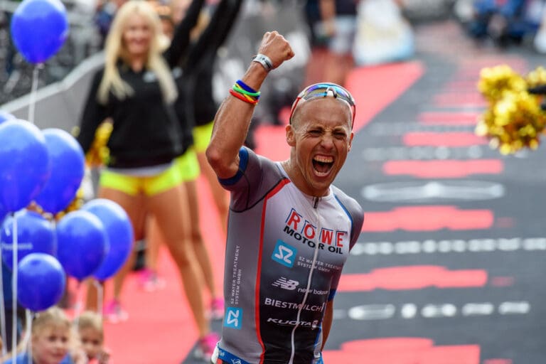 2016: Andi Böcherer lässt sich für Rang 2 beim Ironman Frankfurt feiern