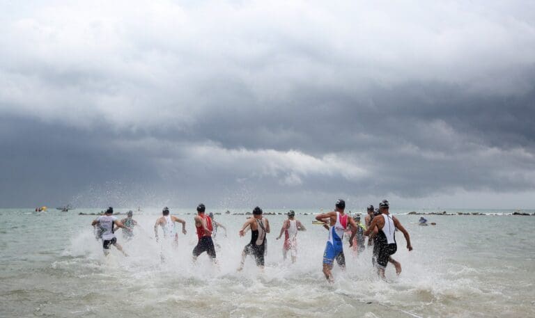 Aufgefühlte Adria und Gewitterstimmung: Die Profis wurden  beim Ironman 70.3 Pescara noch komplett ins Wasser der Adria gelassen. Bei den Agegrouperv wurde das Schwimen aufgrund der Witterungsbedingungen abgebrochen.