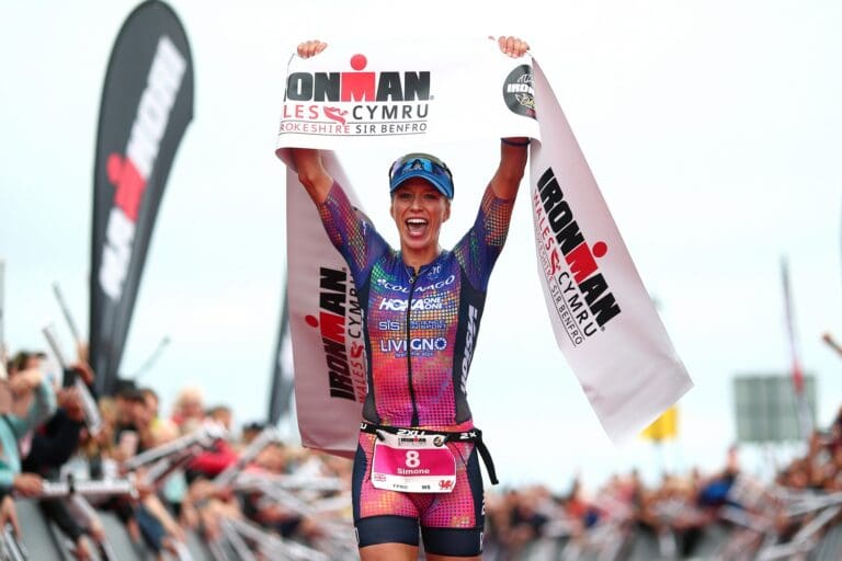 Simone Mitchell feiert ihren ersten Ironman-Sieg