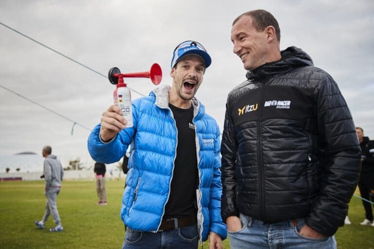 Es gibt was auf die Ohren: Patrick Lange gab das Startsignal zum La Santa Duathlon 2018, Luc van Lierde (Hawaii-Sieger 1996/1999) war ebenfalls als Zaungast vor Ort