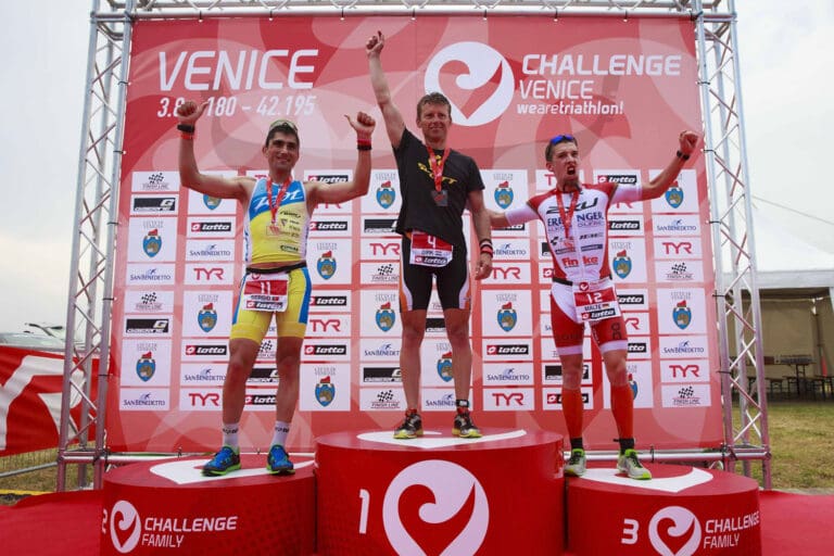 Das Männerpodium bei der 1. Challenge Venedig: Sergio Marques, Dirk Wijnalda und Malte Bruns (v.l.)