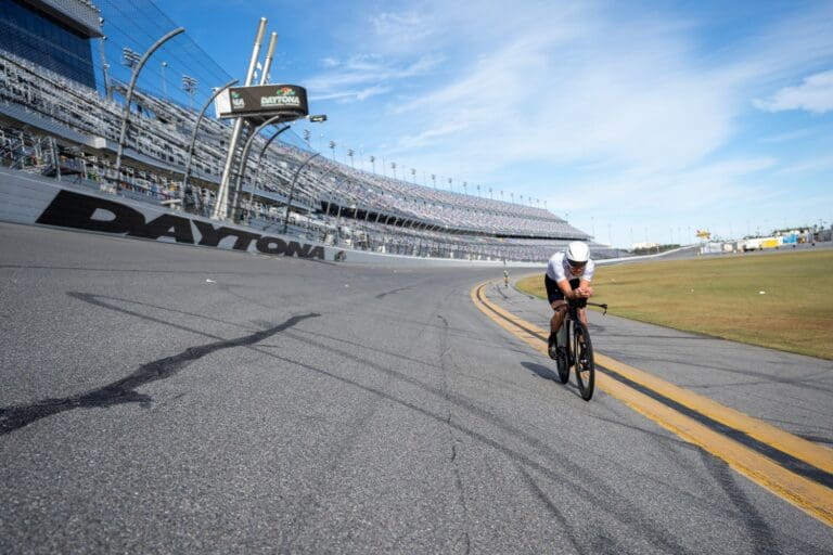 Das Oval des Int. Daytona Speedway - 2,5 Meilen bzw. 4 km lang