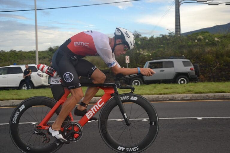 Maurice Clavel ist der Bikeleader auf der ersten Schleife durch Kona