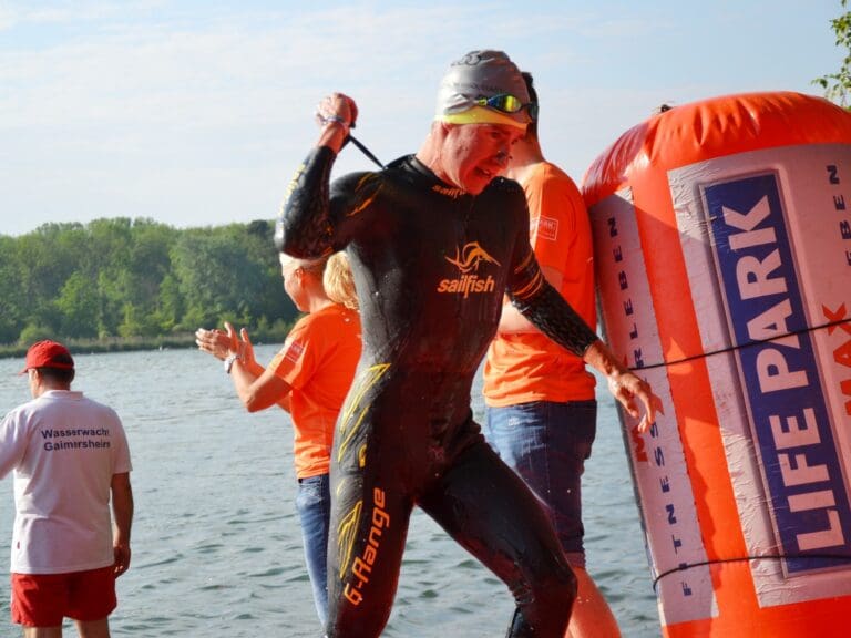 Tobias Heining kommt mit der Spitzengruppe aus dem Wasser