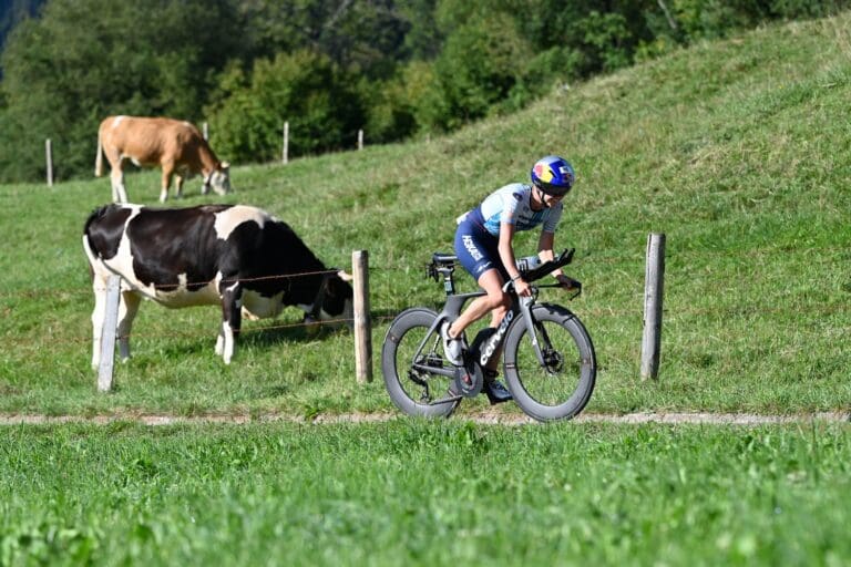 Auch an der steielen Rampe hinauf nach Ettensberg kann Els Visser noch lachen