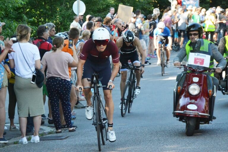 Nick Kastelein klettert als Leader auf der Classic-Distanz über den Kalvarienberg. Freddy Funk (blauer Suit) im Hintergrund versucht Anschluss zu halten