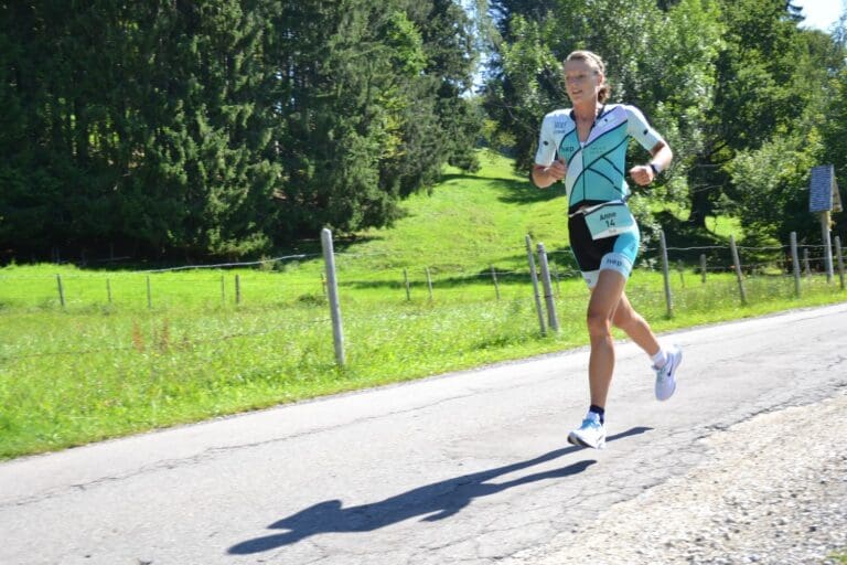 Anne Reischmann versucht alles, um ihren Classic-Titel zu verteidigen. Leider vergebens. Rang 2 in 4:37:45 Stunden