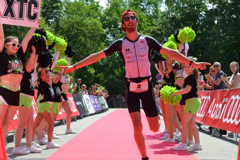 Patrick Reger feiert seinen PowerRun und Rang 2 beim Triathlon Ingolstadt 2018