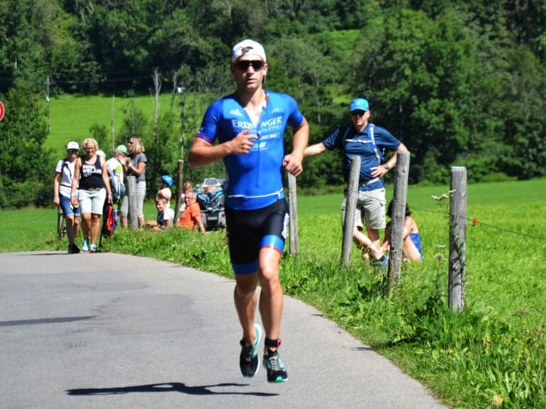 Luke McKenzie in Verfolgergruppe zum Laufen