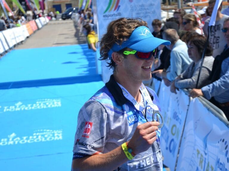 Stolz auf die Finisher-Medaille: Der zweitplatzierte Miloz Sowinski