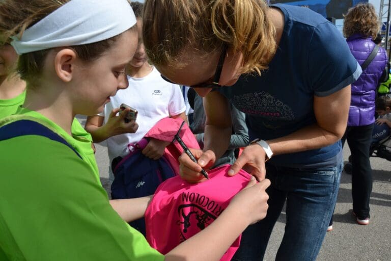 Elisabeth Gruber ist in Portocolom ein Triathlon-Star: Nach der Prerace-PK durfte die Grazerin reichlich Autogramme unter den Nachwuchstriathleten aus Portocolom verteilen