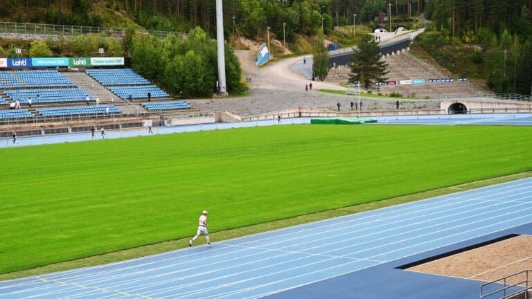 Einsame Stadionrunde: Kristian Blummenfelt geht abgeschlagen auf die zweite Laufrunde  - am Ende wird der als Titelverteidiger angetretene Norweger 35ster